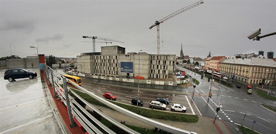 Stavba nového divadla v Plzni loni v íjnu.