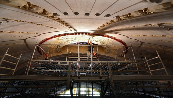 Restaurátoi, umletí tukatéi a pozlacovai pracují na rekonstrukci výzdoby...