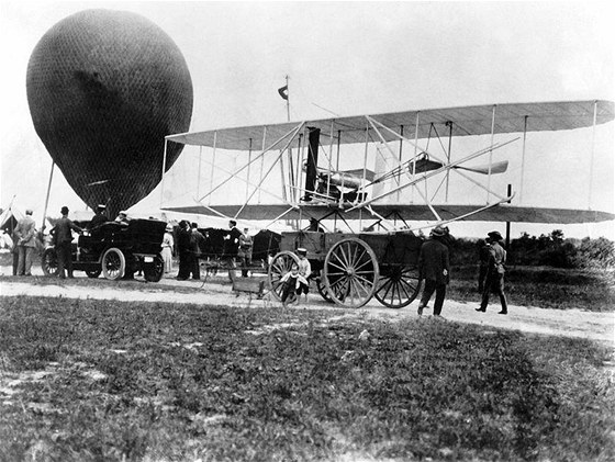 Letoun Wright Flyer Model A bhem transportu na vojenskou základnu Fort Myer...