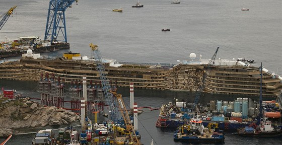 Pohled na boní ást lodi Costa Concordia, která leela ponoená ve vod od...