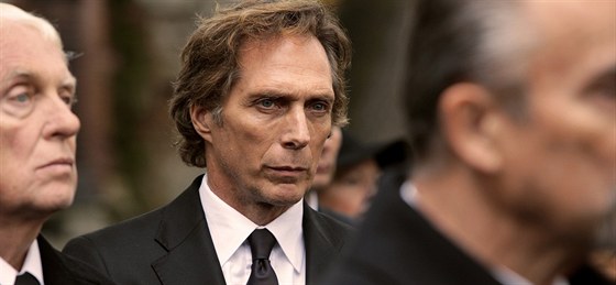 William Fichtner v první ad seriálu Bez hranic (Crossing Lines)