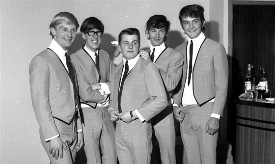 Jackie Lomax (druhý zprava) s kapelou The Undertakers v roce 1964