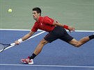 ATLETICK DUEL. Finle US Open mezi Novakem Djokoviem (na snmku) a Rafaelem...