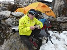 Horolezec Marek Holeek pi jedn ze svch expedic (2013)
