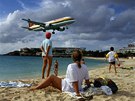 Pistání letadla nad Maho Beach na ostrov Svatý Martin