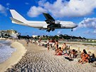 Pistání letadla u Maho Beach na ostrov Svatý Martin