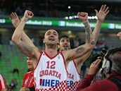 Chorvatsk basketbalista Damir Markota slav postup do semifinle ME.