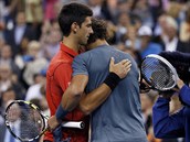 DKY ZA DOBROU BITVU. Novak Djokovi gratuluje Rafaelu Nadalovi k vhe na US...