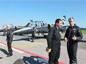 Pedletov pprava - v poped lev krajn pilot Patrick Marchand s mechanikem