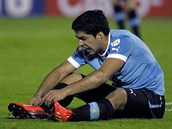 Uruguaysk fotbalista Luis Suarez se vzpamatovv z faulu.