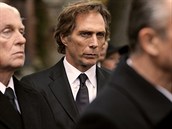 William Fichtner v prvn ad serilu Bez hranic (Crossing Lines)