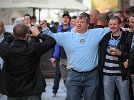 TAK JSME TADY. Fanouci Manchesteru CIty se baví ped zápasem Ligy mistr v