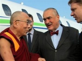 Na konferenci piletl u v pátek také Dalajlama. Na letiti ho vítal Karel...