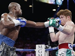 LEVAKOU. Amerian Floyd Mayweather (vlevo) v zápase proti Mexianovi Saúlu...