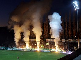 VDY ZAS TOLIK NEHOÍ... Pyrotechnika je sice na stadionech zakázaná, ale je...