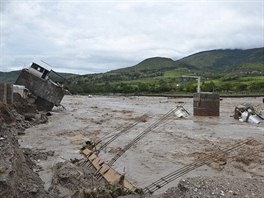 Nejmén 55 lidí zahynulo do úterní plnoci pi záplavách a sesuvech v Mexiku,...