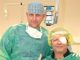 Maro Kramár po operaci vetchozrakosti, kdy mu byla vymnna oka a získal...