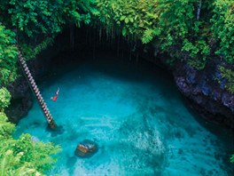 Oceánský píkop To Sua, vesnice Lotofaga na ostrov Upolu, Samoa