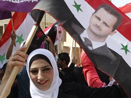 Stoupenci syrskho prezidenta Bara Asada demonstrovali ped budovou