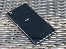 elní i zadní plocha Sony Xperia Z1 má tedy lesklý sklenný povrch. Nový je