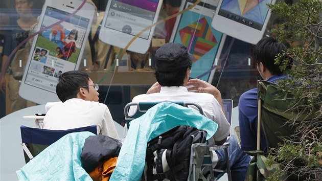 V Tokiu ekaj prvn zjemci o nov iPhone u deset dn ped zahjenm prodeje.