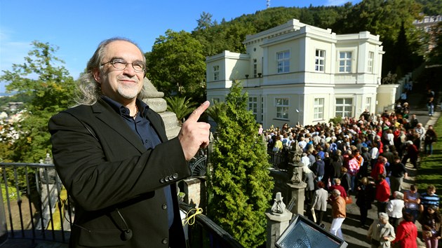 Prohldka Ltzowovy vily pi Dni otevench pamtek msta Karlovy Vary, kterou vedl nmstek primtora Ji Klsk.