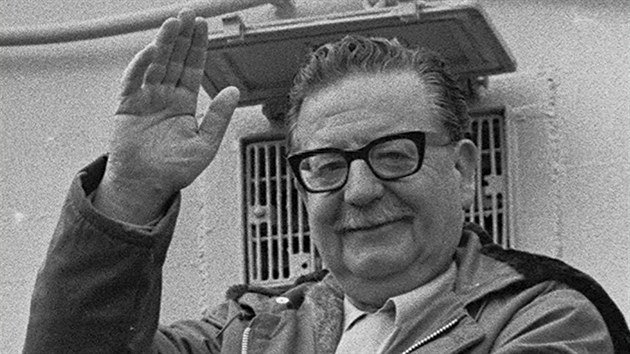 Prezident Salvador Allende mv svm pznivcm v Santiagu v roce 1971, dva roky ped tm, ne ho svrhl Augusto Pinochet.