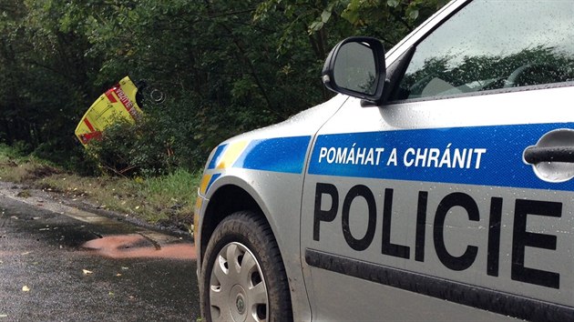 Sanitka se po nrazu u Vrchotovch Janovic ocitla zcela mimo vozovku (16.9.2013)