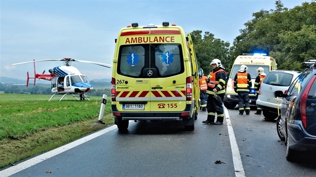 Smrteln nehoda na hlavnm tahu z Brna do Svitav. idie z ervenho auta pepravil do nemocnice vrtulnk.
