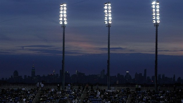 SLUNCE ZAPADLO, TENIST HRAJ. I po setmn pokraovala napnav bitva Nadala s Djokoviem ve finle US Open.