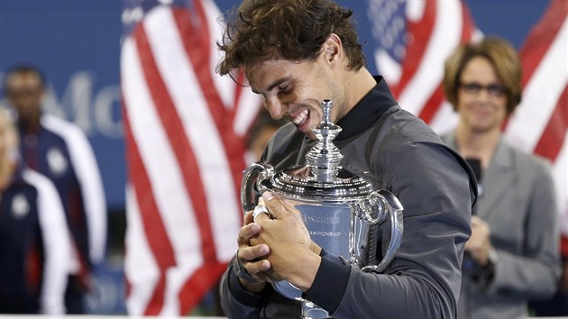 JE MOJE. Po promnnm mebolu piel pro Rafaela Nadala as na pomazlen s trofej pro vtze US Open.