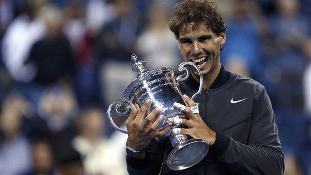 TAK CHUTNÁ VÍTZSTVÍ. Rafael Nadal se zakousl do trofeje pro vítze US Open.