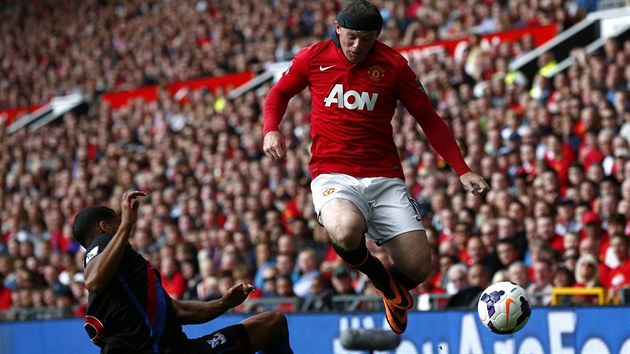 ROONEY S HLAVOU OBVZANOU. Wayne Rooney (vpravo) z Manchesteru United bojuje o m s Adrianem Mariappou z Crystal Palace.