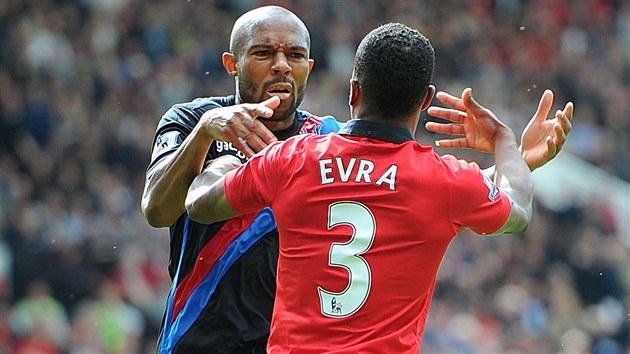 M PROBLM?! Patrice Evra (zdy) si vykv spory s Dannym Gabbidonem bhem utkn Manchester United vs. Crystal Palace.