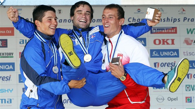 Medailist ze svtovho ampiontu ve vodnm slalomu - zleva: Ji Prskavec, Vavinec Hradlek a Mateusc Polaczyk