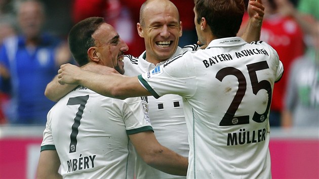2:0. Hri Bayernu Mnichov (zleva: Franck Ribry, Arjen Robben a Thomas Mller) slav druh gl do st Hannoveru, v 64. minut se prosadil Ribry.
