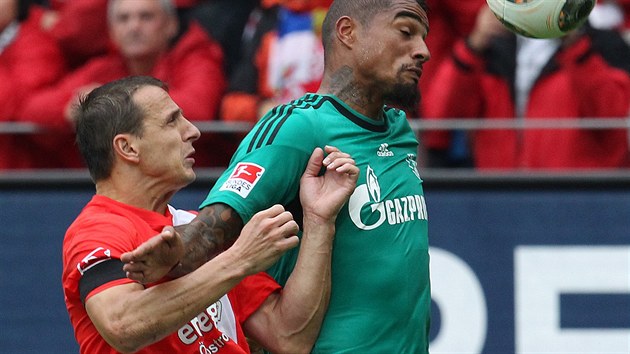 ZDENK POSPCH V AKCI. Kevin-Prince Boateng (vpravo) ze Schalke 04 si str m ped eskm obrncem Zdekem Pospchem z Mohue.