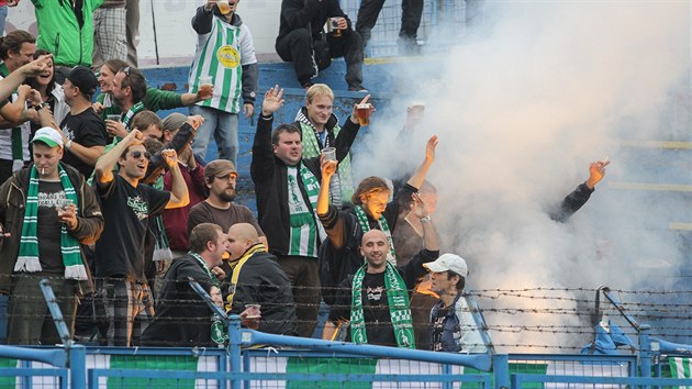 SLAVME. Fanouci Bohemians Praha 1905 se raduj po vhe jejich oblbenc na hiti Banku Ostrava. Pro Bohemians to byl prvn bod ze hit soupe v tto sezon.