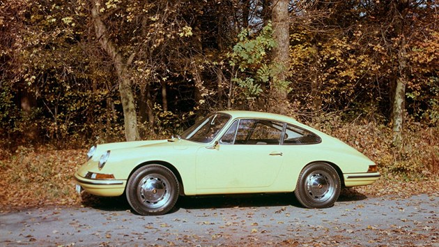 Porsche nasadilo na novinku odvnou cenu 23 700 marek. I kdy ji ped zatkem prodeje o nco snilo, vz byl i tak o 950 marek dra ne konkurenn Mercedes 230 SL.