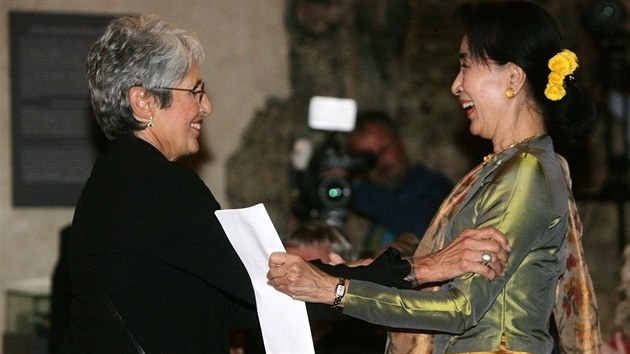Zahjen mezinrodn konference Frum 2000 se zastnila barmsk disidentka a nositelka Nobelovy ceny mru Su ij. Na snmku s Joan Baezovou (vlevo)