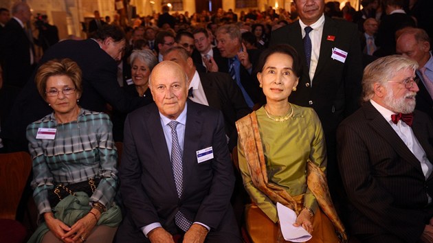 Zahjen mezinrodn konference Frum 2000 se zastnila barmsk disidentka a nositelka Nobelovy ceny mru Su ij (v zelenm). Vlevo De Klerk s manelkou, vpravo Ivan Havel