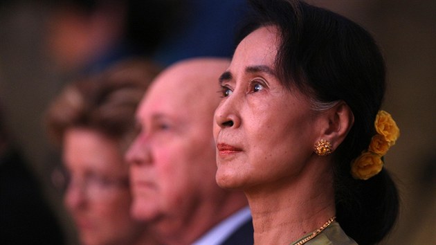 Zahjen mezinrodn konference Frum 2000 se zastnila barmsk disidentka a nositelka Nobelovy ceny mru Su ij (15. z 2013)