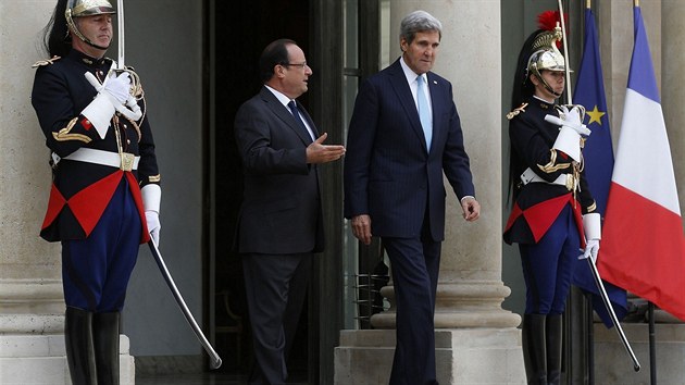 Americk ministr zahrani John Kerry (vpravo) vychz po jednn z Elysejskho palce za doprovodu francouzskho prezidenta Franoise Hollanda (16. z 2013).