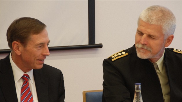 Americk generl a bval f CIA David Petraeus s nelnkem generlnho tbu Patrem Pavlem v Ostrav