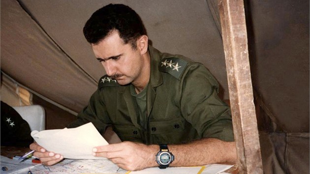 Syrsk prezident Bar Asad absolvoval vojenskou akademii v Homsu (1994).