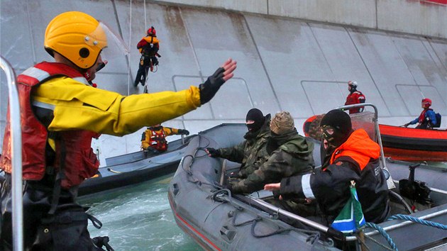 Dva z aktivist organizace Greenpeace, kte plhali po stn ropn ploiny, byli zateni. (18. z 2013)