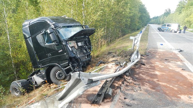 Pi nehod kamionu a dodvky u Borku nedaleko eskch Budjovicch na silnici vyteklo 150 litr nafty a 100 litr motorovho oleje.