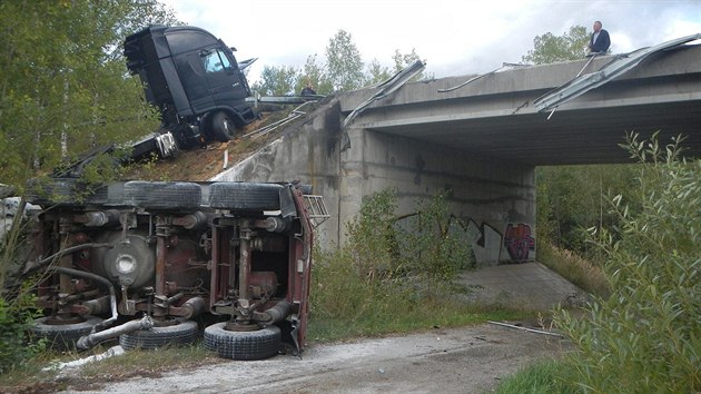 Pi nehod kamionu a dodvky u Borku nedaleko eskch Budjovicch na silnici vyteklo 150 litr nafty a 100 litr motorovho oleje.