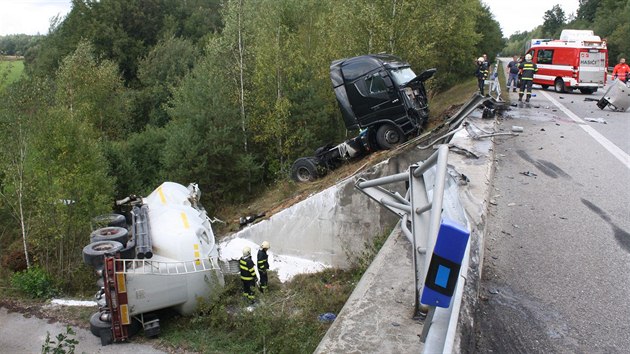 Pi nehod kamionu a dodvky u Borku nedaleko eskch Budjovicch na silnici vyteklo 150 litr nafty a 100 litr motorovho oleje.