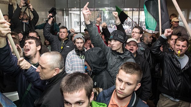 Protestujc havi uvnit bvalho editelstv OKD na Prokeov nmst v Ostrav. (17. z 2013)